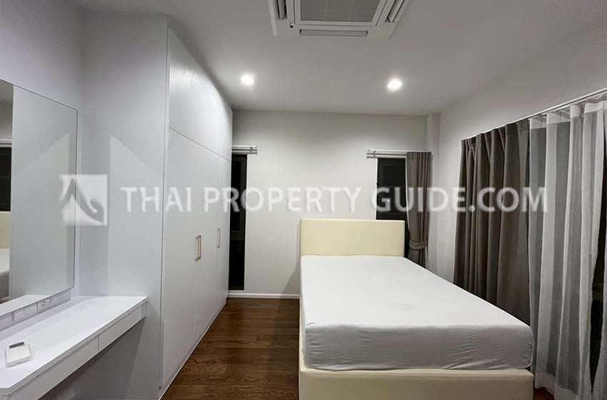 House with Shared Pool in Srinakarin 